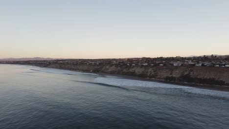 Eine-Wunderschöne-Luftdrohnenaufnahme,-Die-Während-Der-Goldenen-Stunde-Entlang-Der-Küste-Fliegt,-Carlsbad-State-Beach---Kalifornien