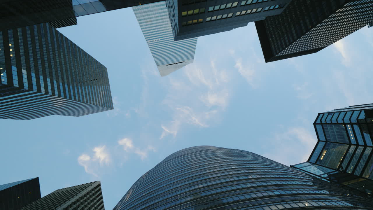 paseo entre las paredes de los rascacielos en el ángulo inferior del centro de nueva york