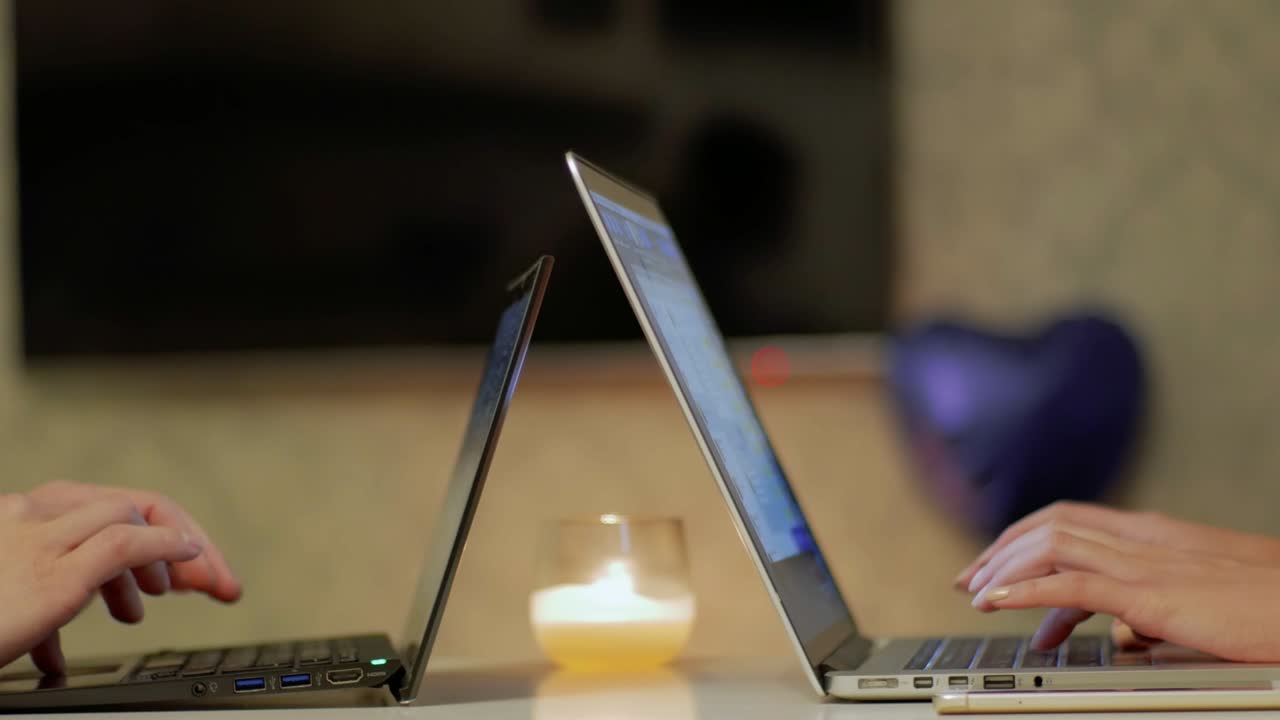 las manos de la pareja de estudiantes trabajando en portátiles de cerca