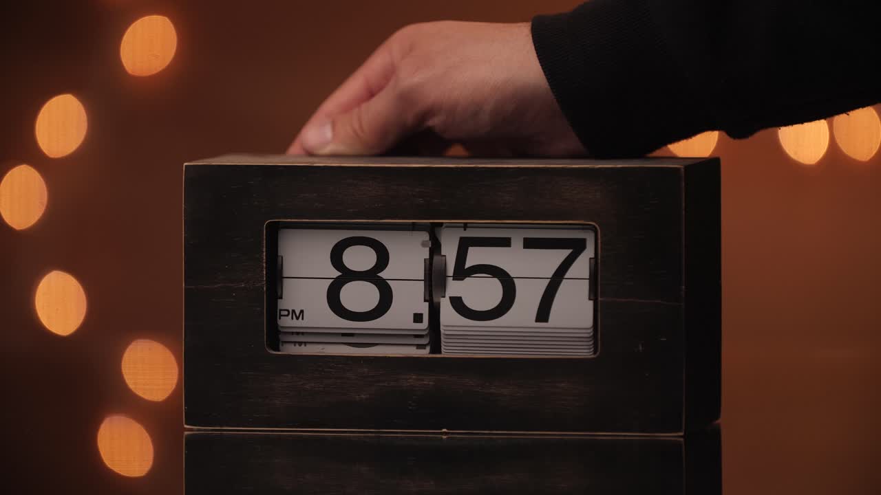 ajuste de la hora en un reloj flip retro