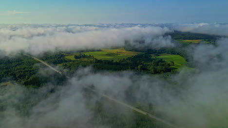 vista aérea de un paisaje rural en una hermosa mañana de verano envuelta en una densa niebla