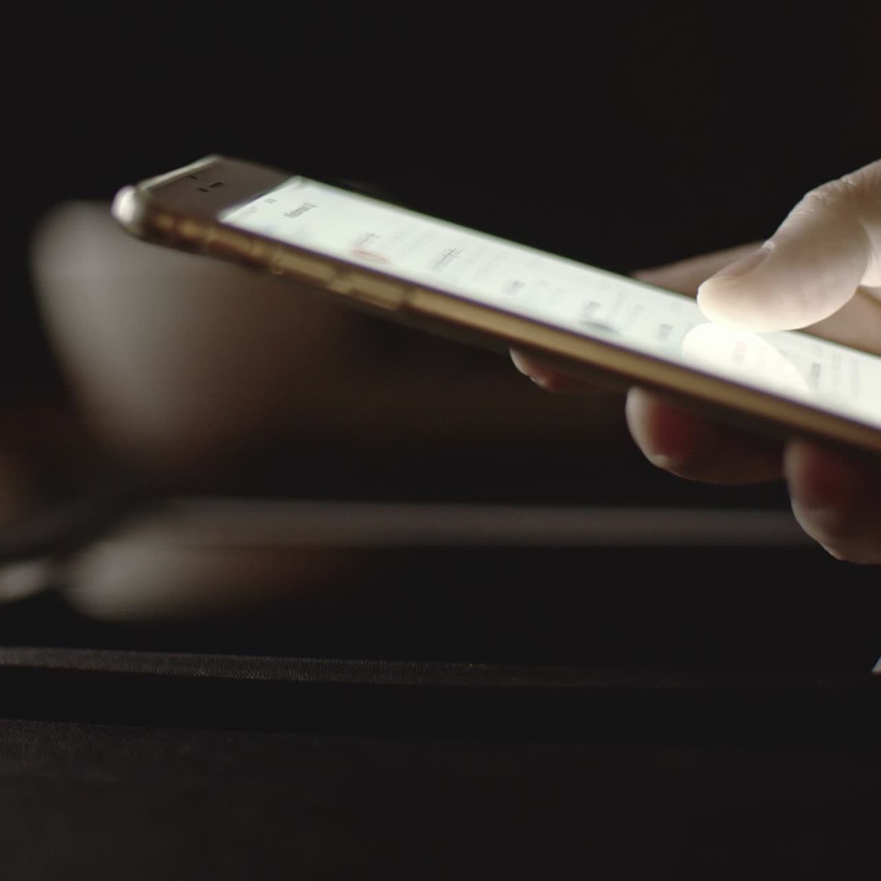 Uomo che usa il suo telefono