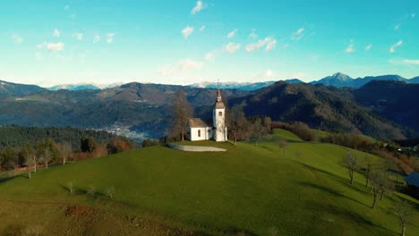 4K-Drohnenaufnahmen-Aus-Der-Luft-Zeigen-Die-Kirche-St