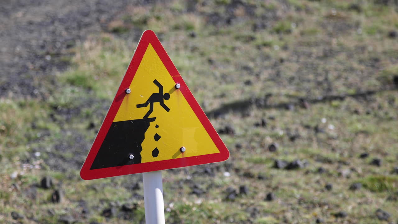 señal de advertencia en islandia advirtiendo contra el peligro de caerse de un precipicio