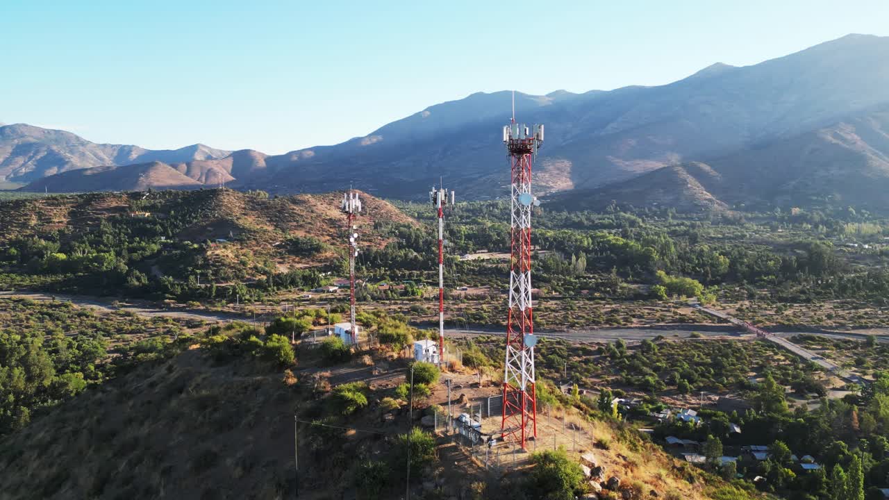 antena telefónica en el cerro de pirque, región metropolitana de chile