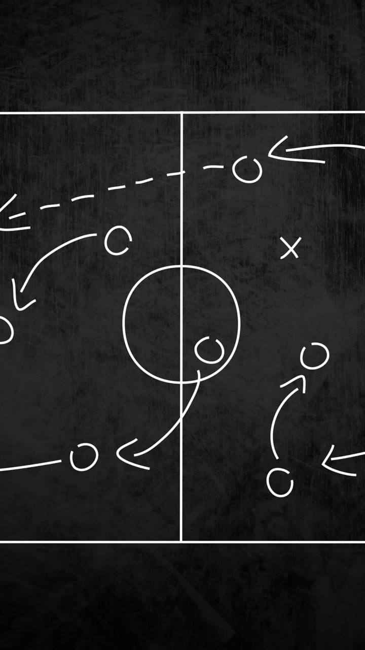 Animering av pilar för spelstrategi över idrottsplan på svart bakgrund
