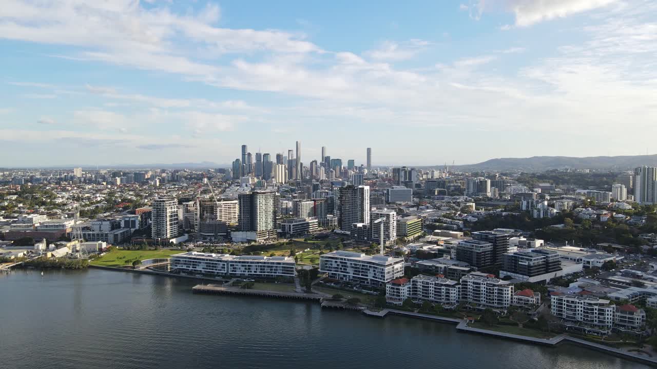 호주 불림바에서 멀리 떨어진 브리즈번 중심업무지구가 있는 뉴스테드 교외 강변 건물