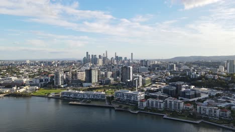 edificios ribereños del suburbio de newstead con el distrito central de negocios de brisbane a la distancia de bulimba en australia