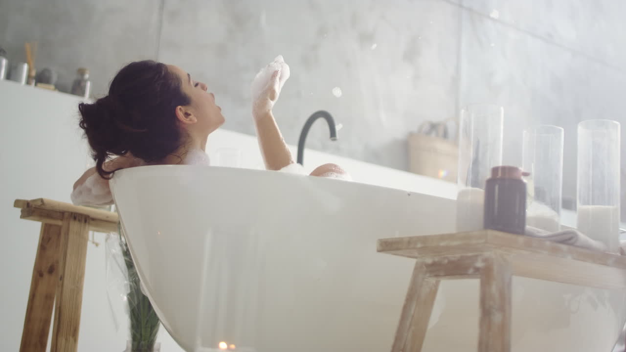 백인 여성이 거품을 불어넣는 근접 사진