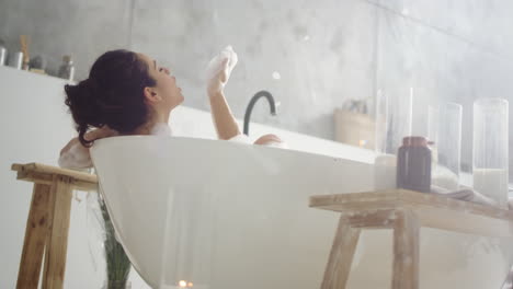백인 여성이 거품을 불어넣는 근접 사진