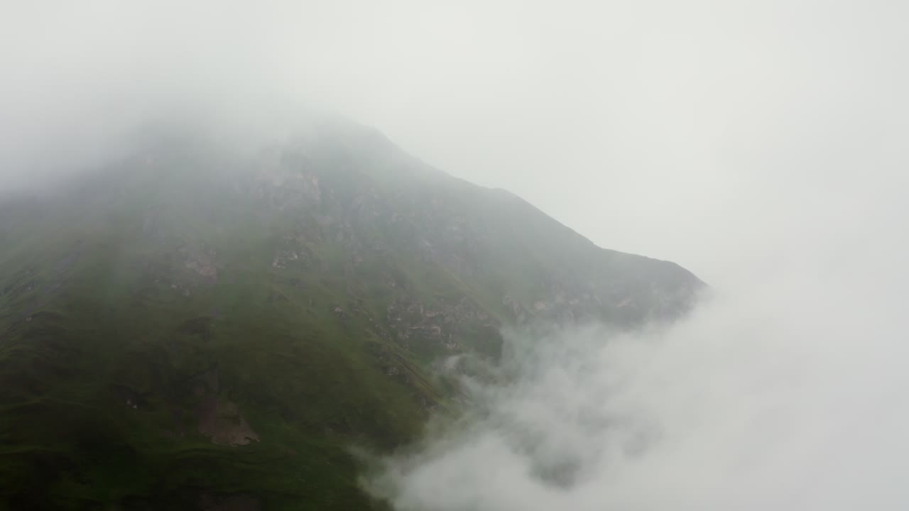 안개 가 가득 한 산악 풍경