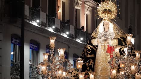 primer plano del carro de procesión con la virgen maría durante