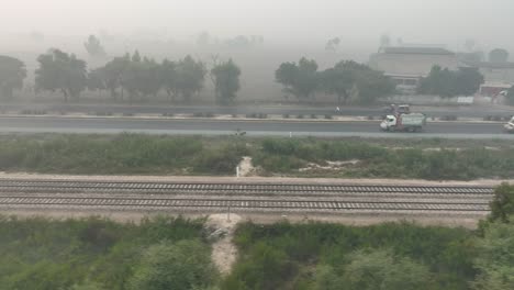 Drone-Vuela-Cerca-De-Sahiwal-A-Multan-Road-En-Punjab,-Hay-Mucha-Niebla