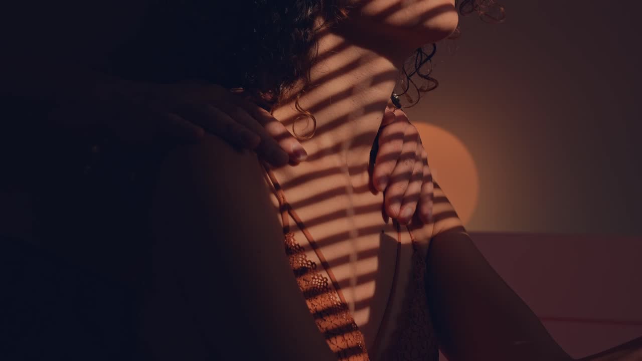 hombre envolviendo sus manos alrededor del cuello femenino