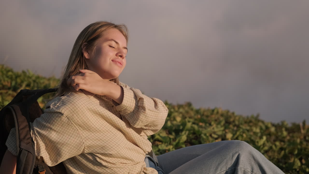 mujer relajándose al aire libre al atardecer
