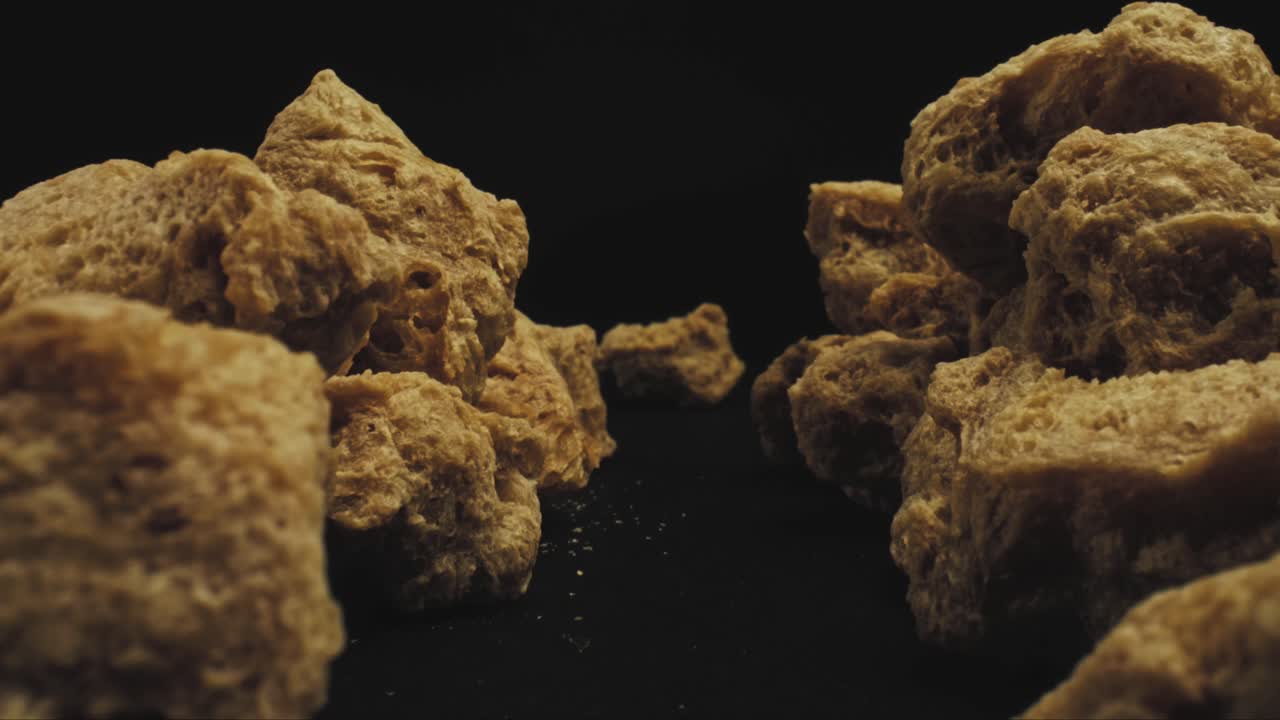 가공된 콩 덩어리의 작은 조각 몇 개