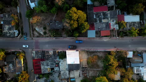 Disparo-Cinematográfico-De-Drones-Hacia-Abajo-De-Las-Calles-De-Mérida,-México.