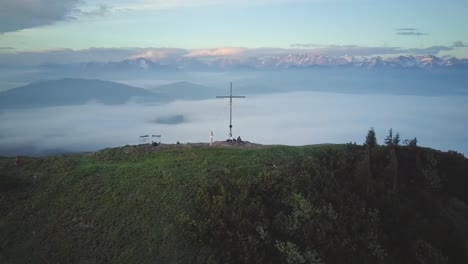 órbita-Aérea-De-La-Cumbre-De-Jochberg-En-Los-Alpes-Bávaros-Al-Amanecer-4k-Cinematográfico