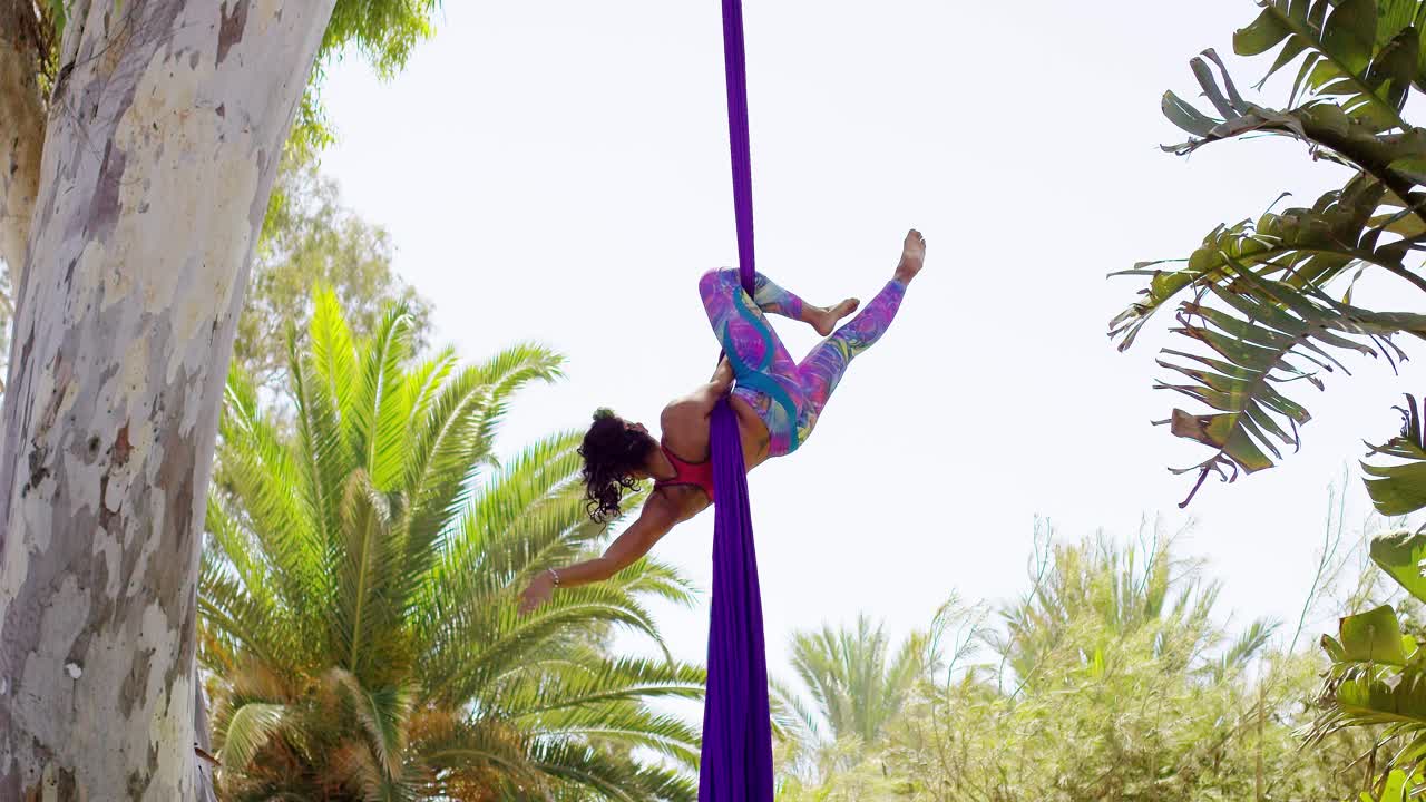 montar bailarina acrobática flexible dando una actuación