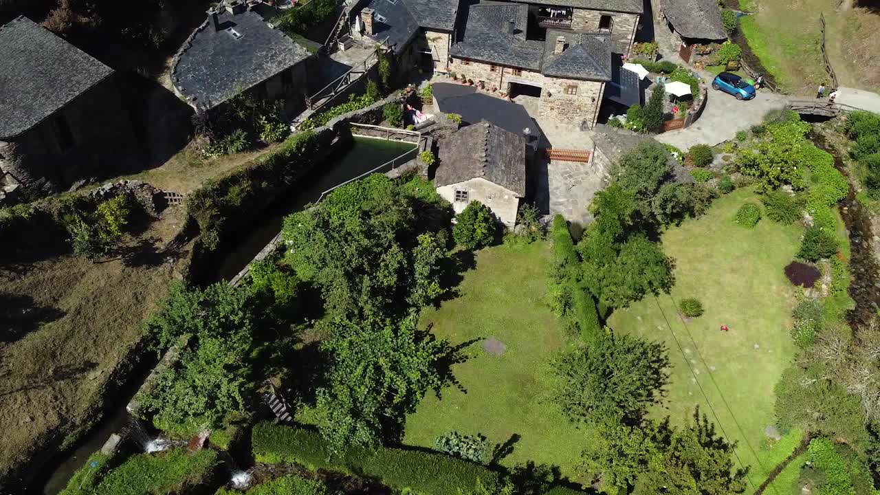 스페인 아스투리아스의 푸른 산 계곡에 있는 작은 마을에서 공중으로 날아가는 드론