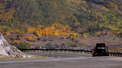 camión que viaja por la autopista del millón de dólares en las montañas de san juan de colorado