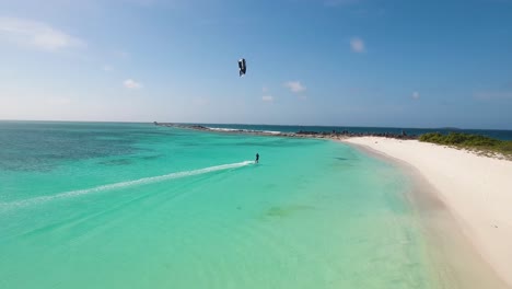 Kitesurf-Al-Atardecer-Volando-Desde-La-Costa-Playa-Isla-Crasqui-Los-Roques-Venezuela