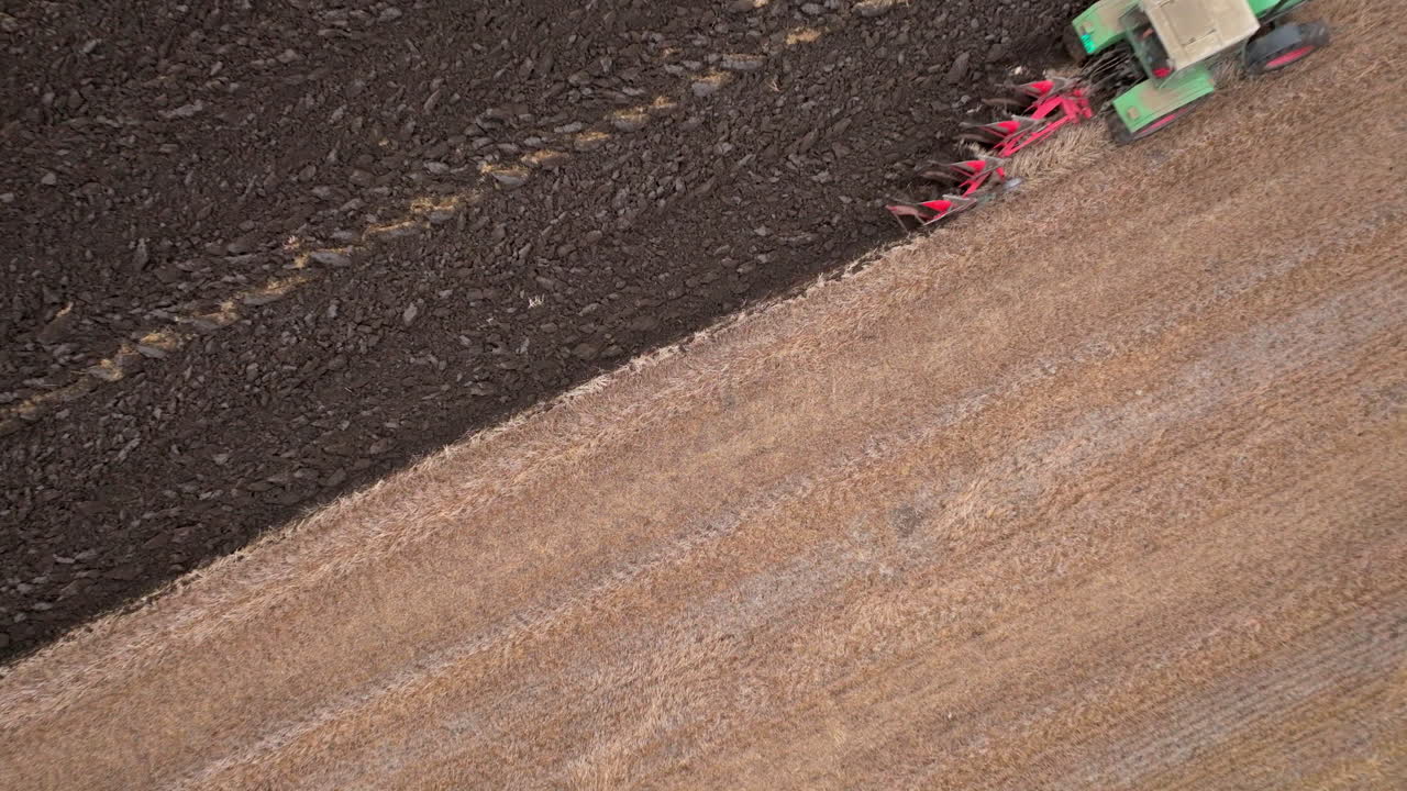campo de arado del tractor