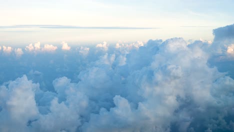 從飛機窗口看到美麗的雲和天空