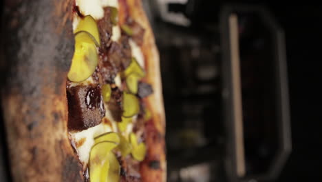 primer plano retrato de rotación de deliciosa pizza italiana recién cocinada frente al horno