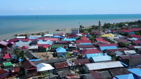 Coloridos-Tejados-De-Casas-En-La-Ciudad-Portuaria-De-Balikpapan-En-Manggar,-Kalimantan-Oriental,-Indonesia
