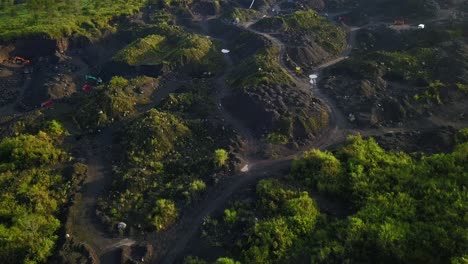 disparo de drones de daños ambientales en las laderas de la montaña debido a actividades mineras