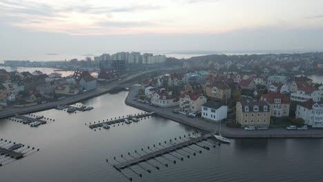 Vista-Aérea-Volando-Sobre-El-Agua-Acercándose-A-La-Hermosa-Isla-Ekholmen-En-La-Ciudad-Naval-De-Karlskrona,-Suecia-Con-Casas-Típicas-Suecas-Alrededor-2