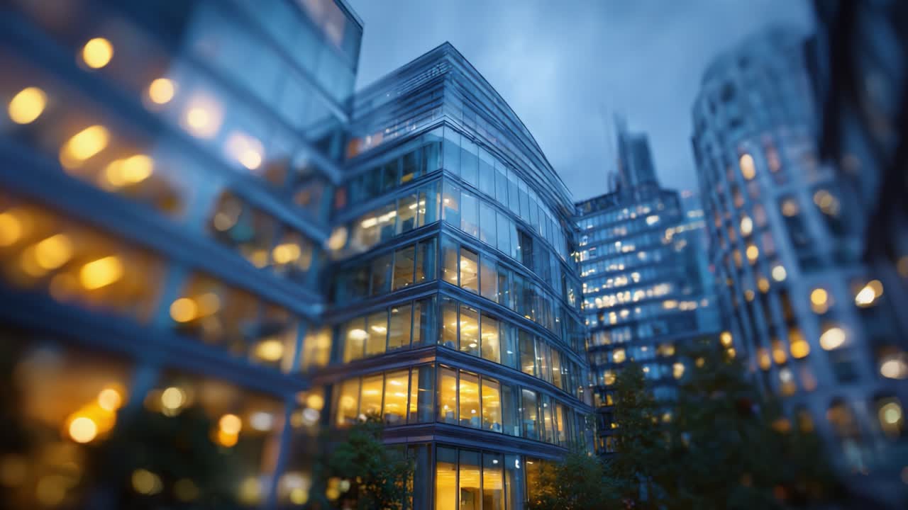 Arquitetura urbana iluminada: uma vista deslumbrante de edifícios modernos ao anoitecer, exibindo fachadas de vidro e a vibrante vida da cidade sob o céu noturno