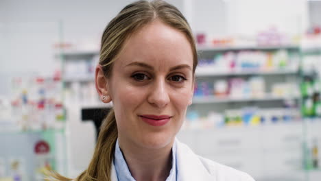 mujer rubia en una farmacia