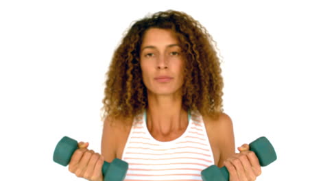 mujer en forma haciendo ejercicio con kettlebells