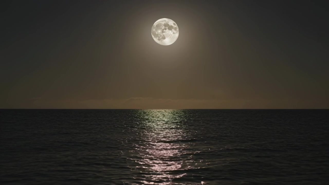 Lua cheia brilhante projetando luz vertical central sobre o mar, horizonte fino, ondas com brilho cintilante.