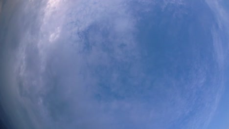 Cielo-Azul-Y-Capa-De-Nubes-Moviéndose-En-Una-Hermosa-Tarde-Soleada