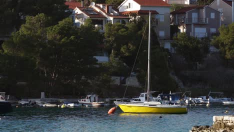 Hermoso-Barco-De-Pesca-Amarillo-Amarrado-En-El-Puerto-De-Primosten-En-Croacia