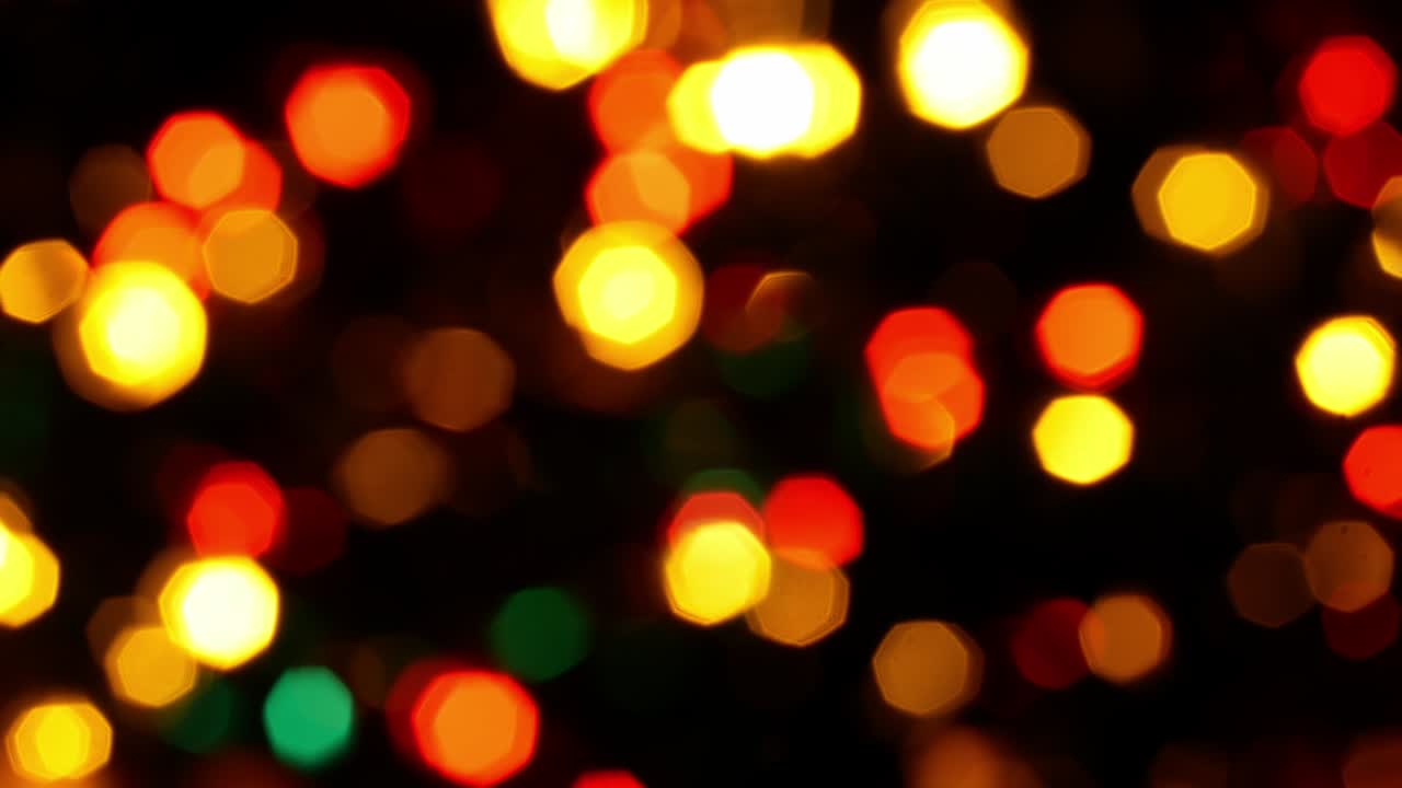 abstracto aislado borroso luces festivas amarillo-naranja con bokeh. concepto de vacaciones telón de fondo con formas brillantes parpadeantes luces de árbol de navidad parpadeante