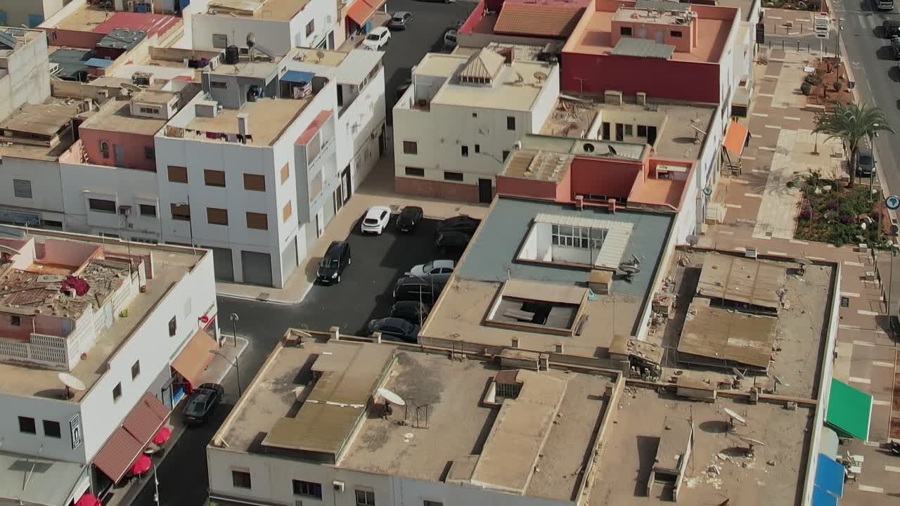 Vista aerea del paesaggio urbano e del tracciato stradale del Marocco