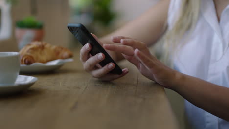 Manos-De-Mujer-Usando-Un-Teléfono-Inteligente-Navegando-Mensajes-En-Línea-Relajándose-En-Una-Cafetería-Enviando-Mensajes-De-Texto-Disfrutando-De-Un-Estilo-De-Vida-Compartido-Con-Teléfonos-Móviles-En-Las-Redes-Sociales-De-Cerca