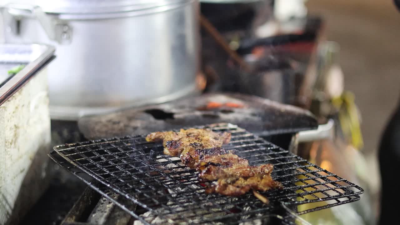 야외 그릴에서 고기를 기고 향신료를 넣는 것