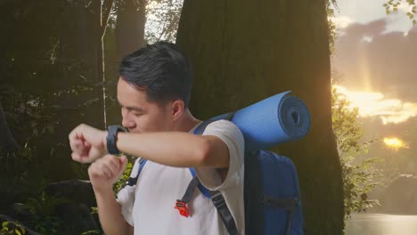 un excursionista feliz bailando en el bosque