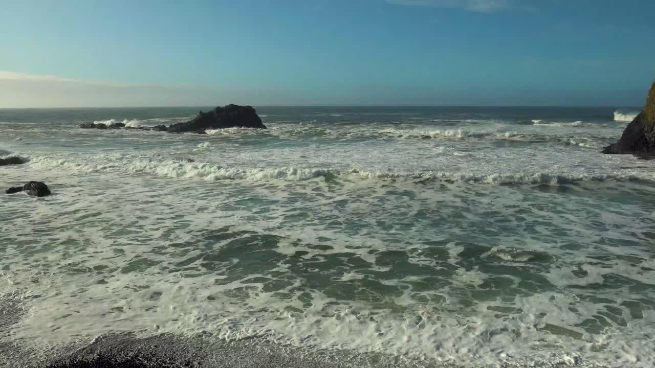 ondas chegando durante a maré alta na costa de oregon