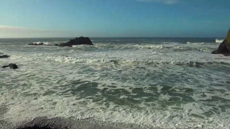 Olas-Que-Entran-Durante-La-Marea-Alta-En-La-Costa-De-Oregon