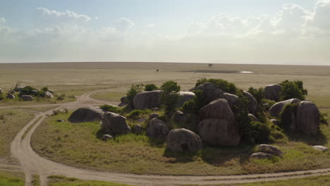 Isla-De-Piedra-En-Medio-Del-Valle-Del-Serengeti,-Parque-Nacional-Del-Serengeti,-Tanzania