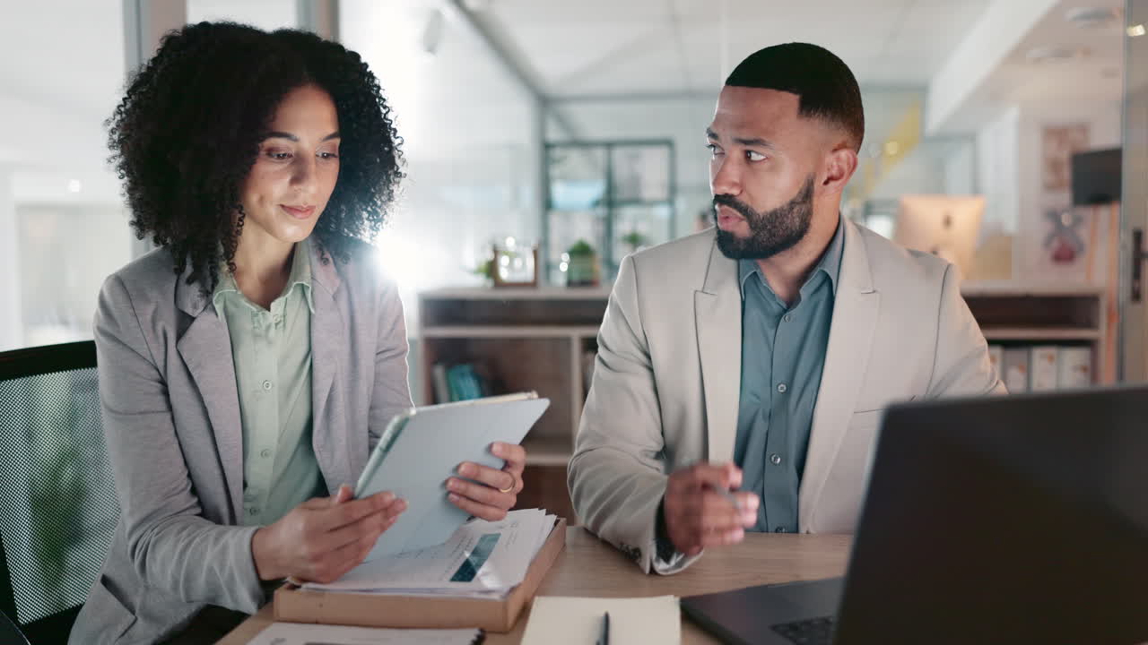 gente de negocios, tablets y portátiles