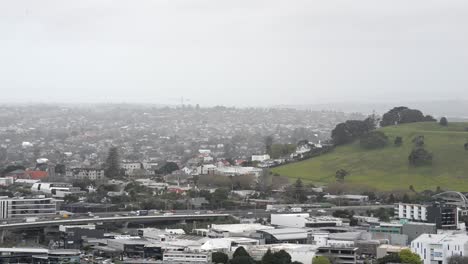 Highway-One-Mit-Viel-Verkehr-Entlang-Des-Mount-Hobson