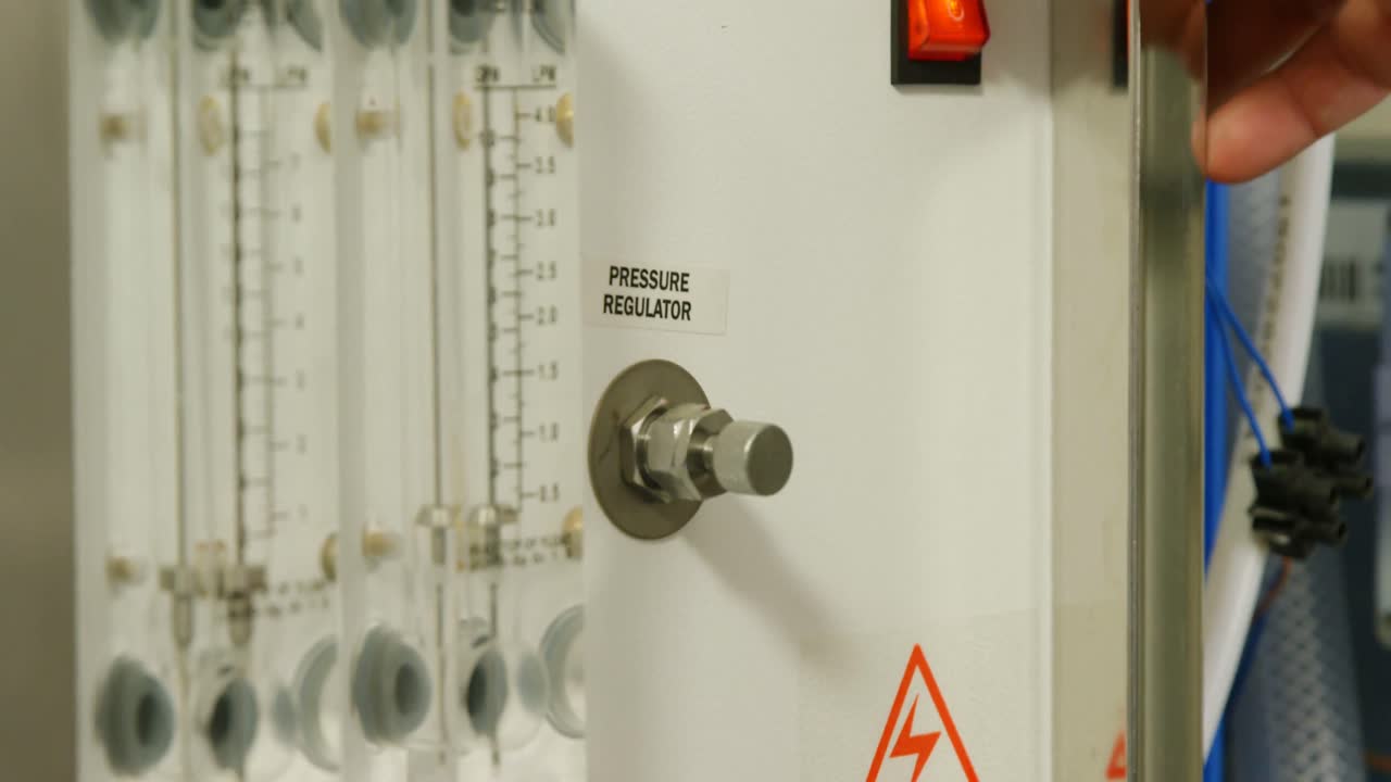 공장 에서 기계 를 조작 하는 남성 노동자 4k