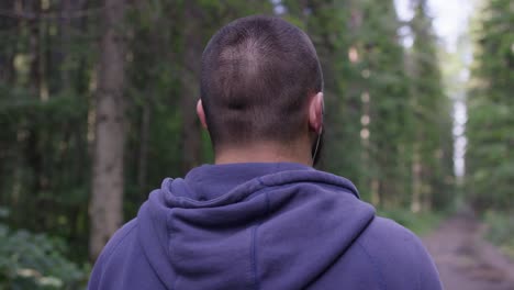 hombre en un bosque